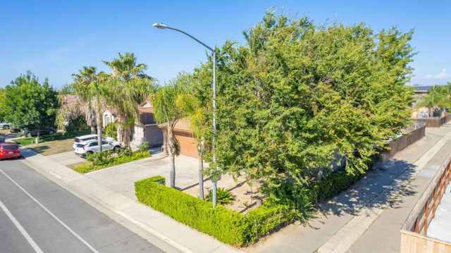 1135 Rafer Johnson Drive, Kingsburg, CA 93631