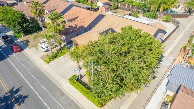 1135 Rafer Johnson Drive, Kingsburg, CA 93631