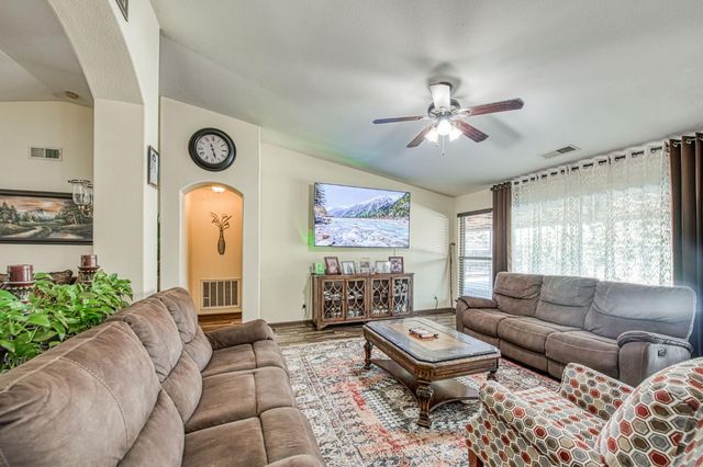 1135 Rafer Johnson Drive, Kingsburg, CA 93631