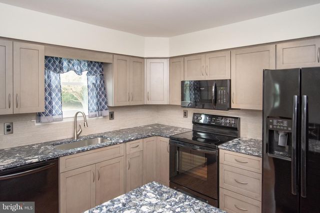 1330 RIDGEVIEW DR, Phoenixville, PA 19460