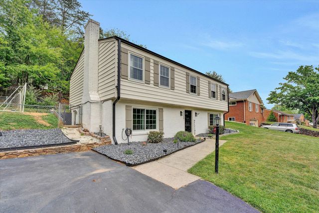 3323 Longhorn RD, Roanoke, VA 24018