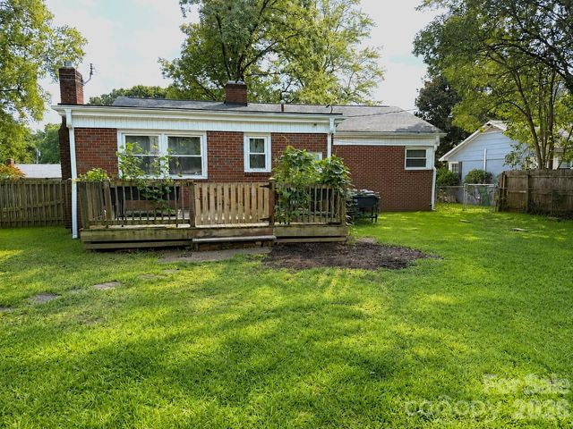 1327 Dresden Drive W, Charlotte, NC 28205