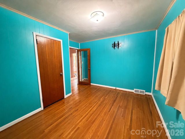 1327 Dresden Drive W, Charlotte, NC 28205