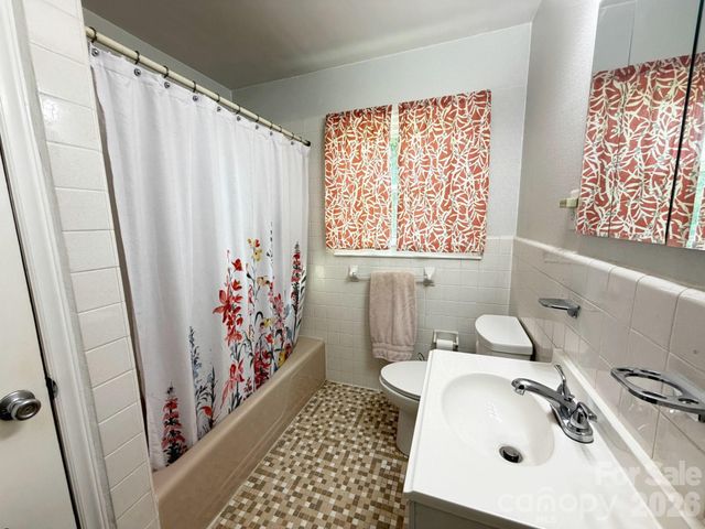1327 Dresden Drive W, Charlotte, NC 28205