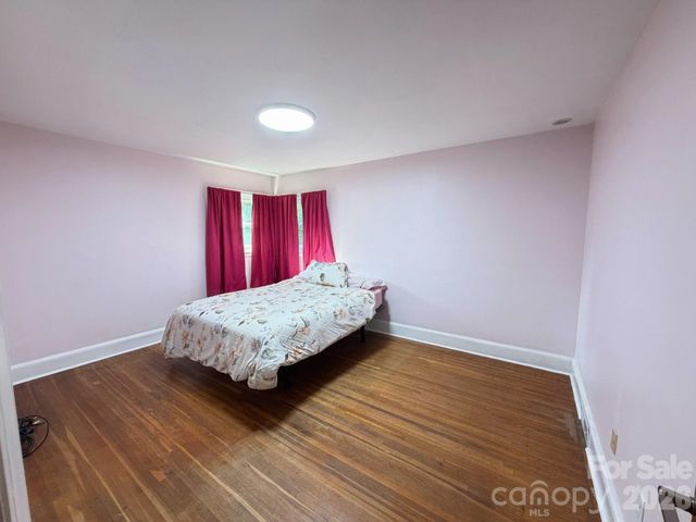 1327 Dresden Drive W, Charlotte, NC 28205