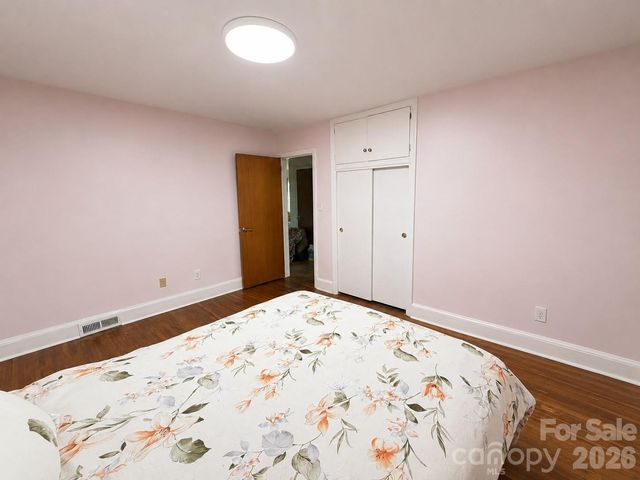 1327 Dresden Drive W, Charlotte, NC 28205