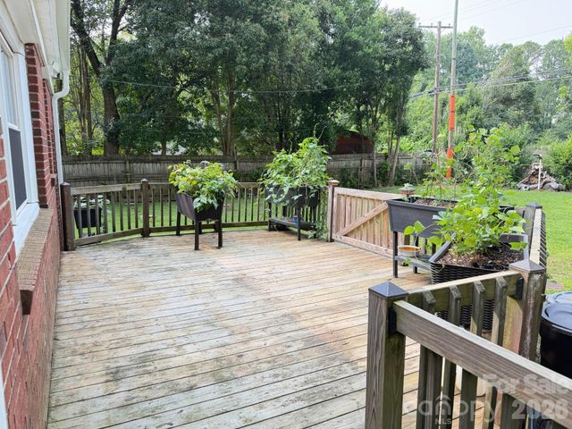 1327 Dresden Drive W, Charlotte, NC 28205