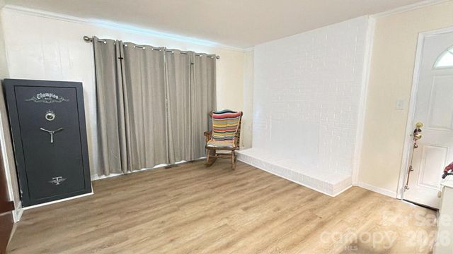 1327 Dresden Drive W, Charlotte, NC 28205