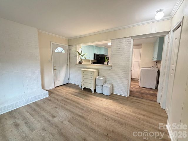 1327 Dresden Drive W, Charlotte, NC 28205