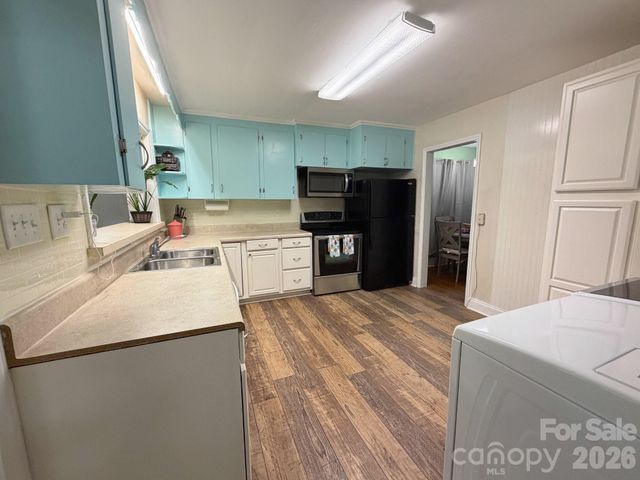 1327 Dresden Drive W, Charlotte, NC 28205