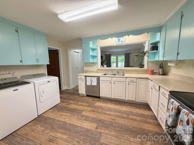 1327 Dresden Drive W, Charlotte, NC 28205