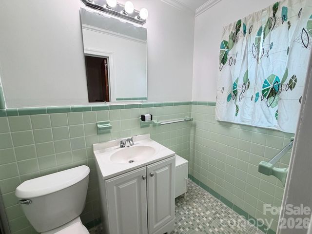 1327 Dresden Drive W, Charlotte, NC 28205