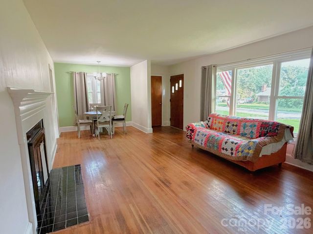 1327 Dresden Drive W, Charlotte, NC 28205