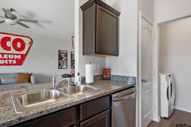 973 Martin St, Chandler, TX 75758