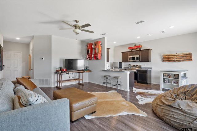 973 Martin St, Chandler, TX 75758