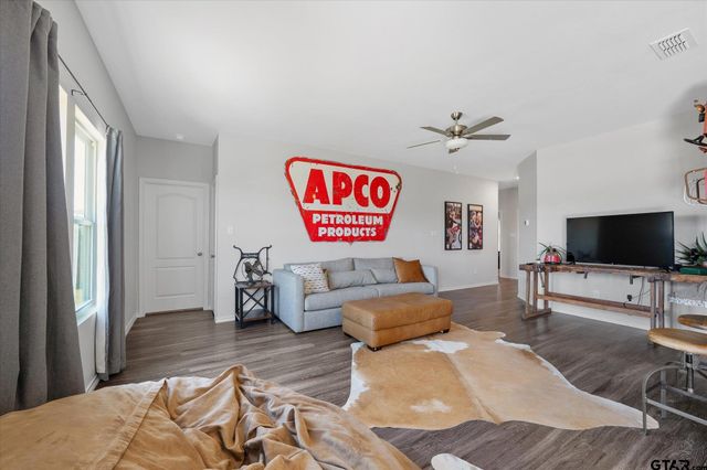973 Martin St, Chandler, TX 75758