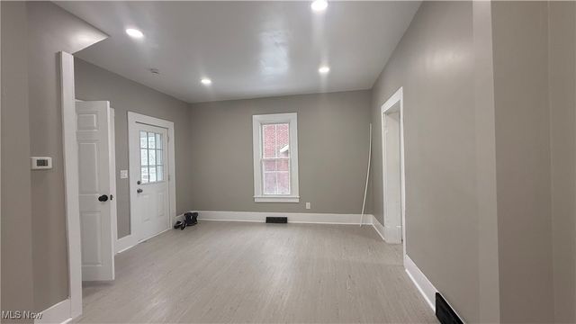 988 East Avenue SE, Warren, OH 44484