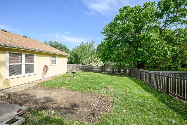 101 S Delaware Street, Tonganoxie, KS 66086