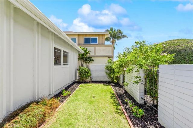 16372 Redlands, Huntington Beach, CA 92647