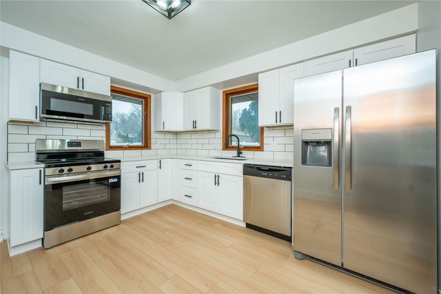 3900 Crestwood Road, Des Moines, IA 50310