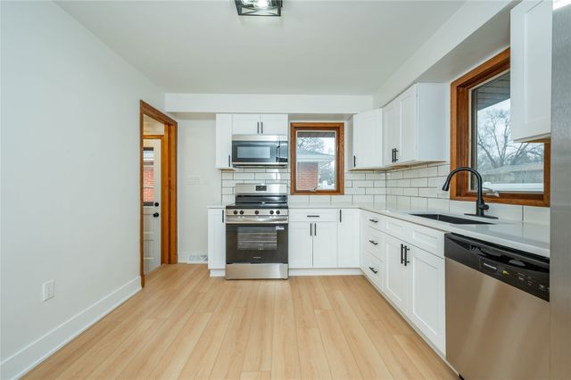 3900 Crestwood Road, Des Moines, IA 50310