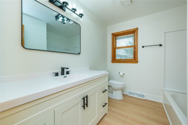 3900 Crestwood Road, Des Moines, IA 50310