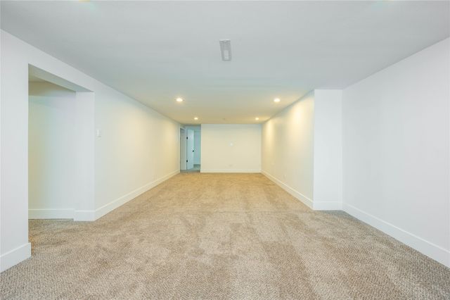 3900 Crestwood Road, Des Moines, IA 50310