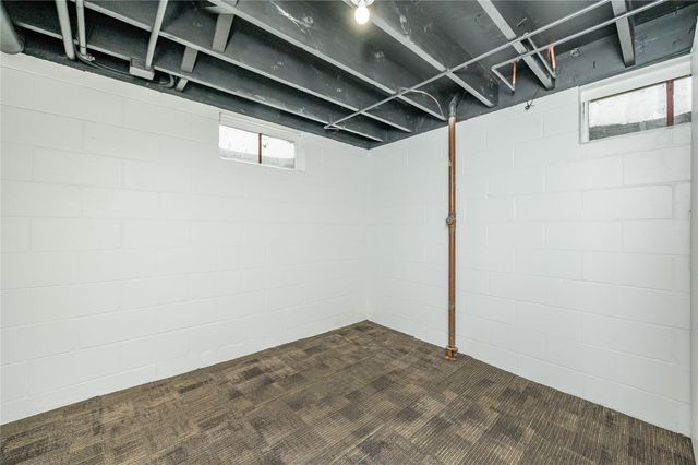 3900 Crestwood Road, Des Moines, IA 50310