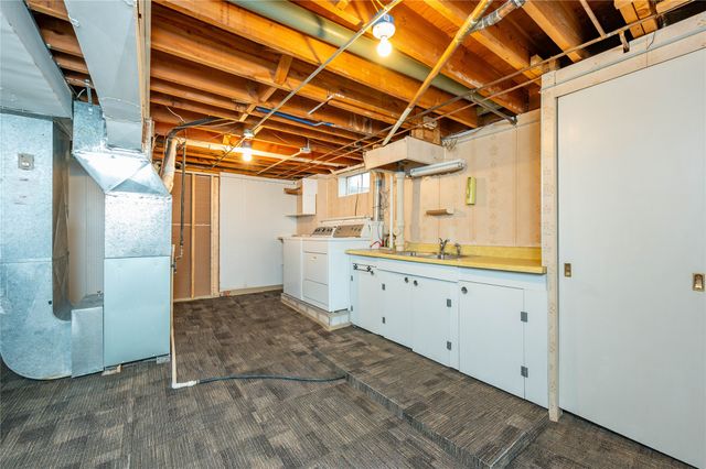 3900 Crestwood Road, Des Moines, IA 50310