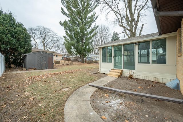 3900 Crestwood Road, Des Moines, IA 50310