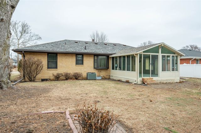 3900 Crestwood Road, Des Moines, IA 50310