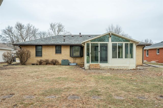 3900 Crestwood Road, Des Moines, IA 50310