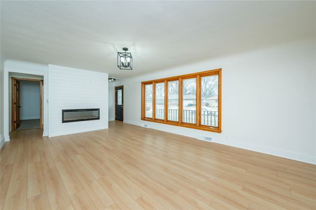 3900 Crestwood Road, Des Moines, IA 50310