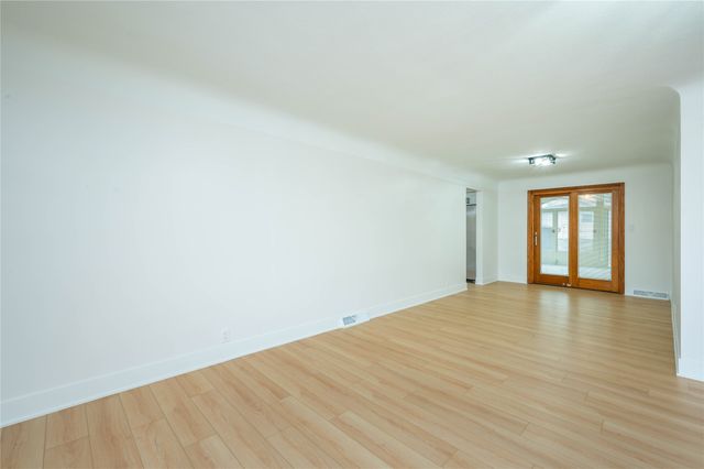 3900 Crestwood Road, Des Moines, IA 50310