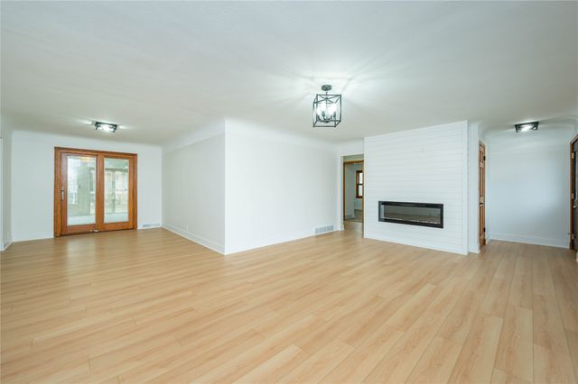 3900 Crestwood Road, Des Moines, IA 50310