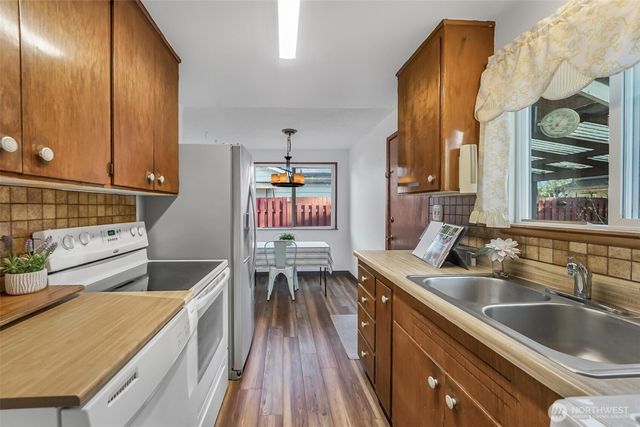 627 SW 305th Street, Federal Way, WA 98023