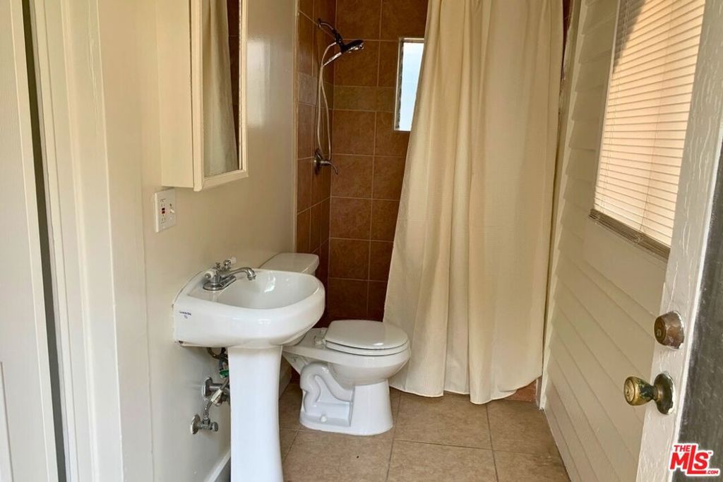 Image 10 of property listing at 1228 S Catalina Street, Los Angeles, CA 90006