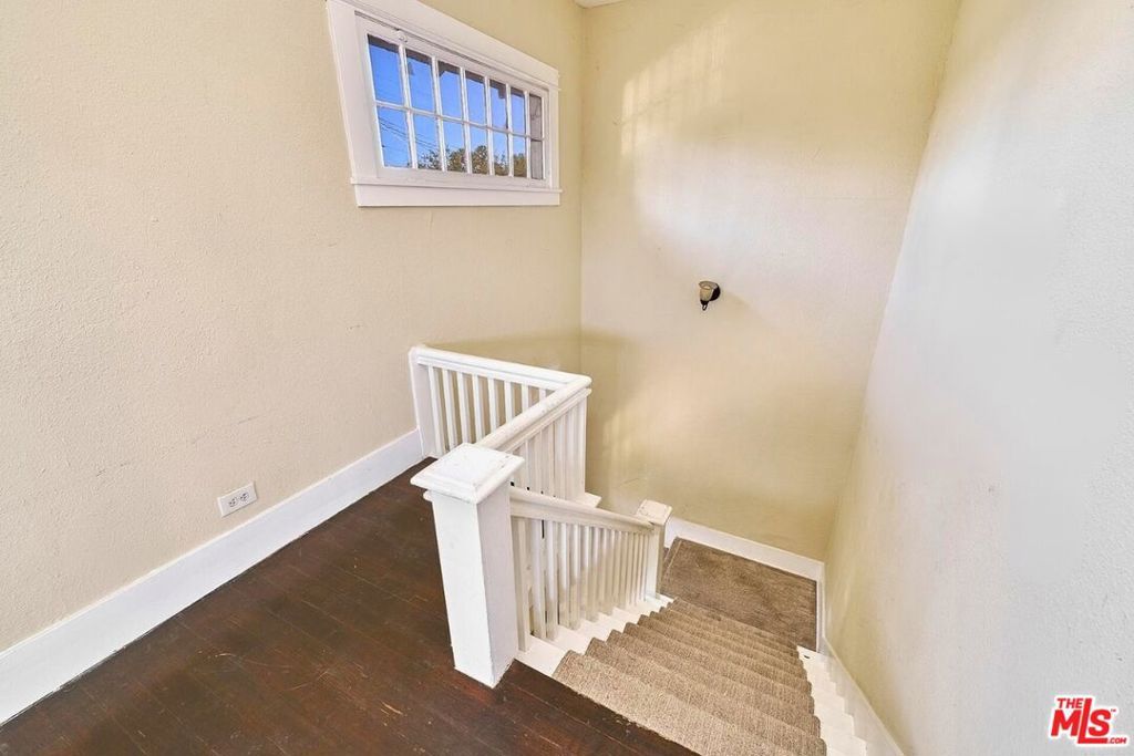 Image 11 of property listing at 1228 S Catalina Street, Los Angeles, CA 90006