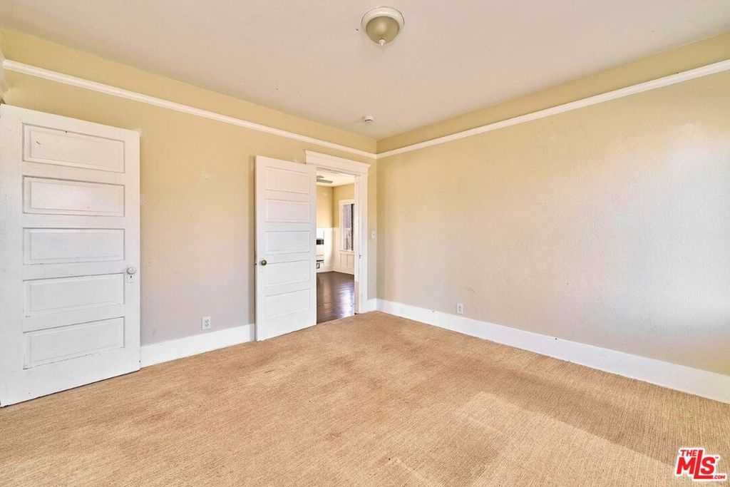 Image 18 of property listing at 1228 S Catalina Street, Los Angeles, CA 90006