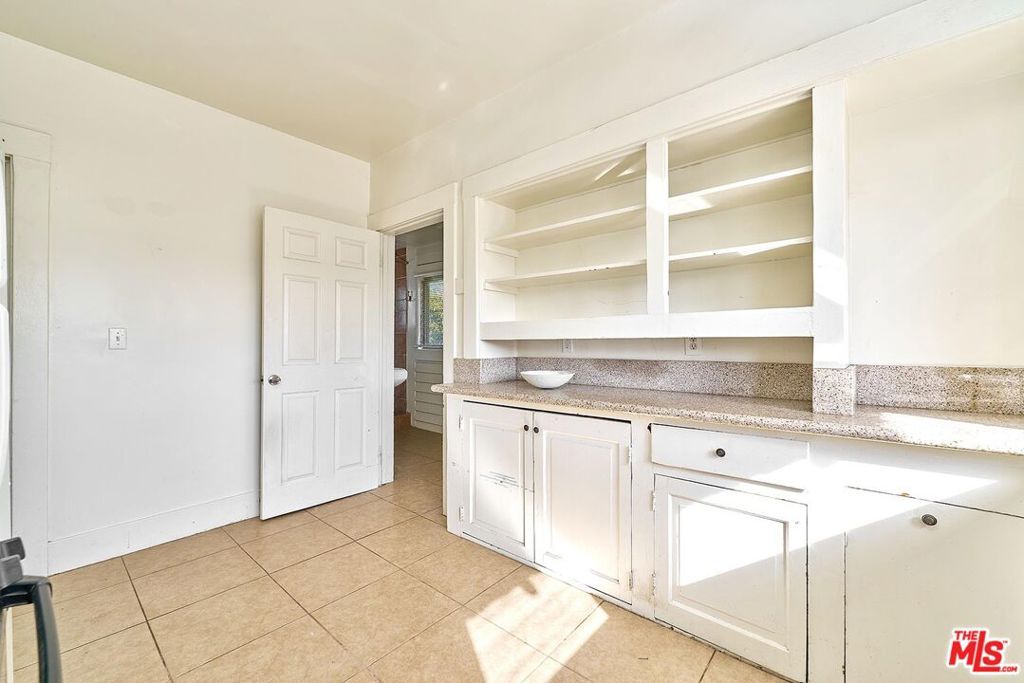 Image 19 of property listing at 1228 S Catalina Street, Los Angeles, CA 90006