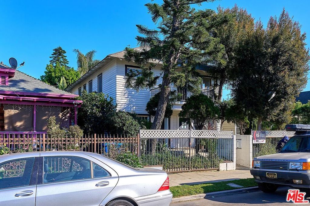Image 25 of property listing at 1228 S Catalina Street, Los Angeles, CA 90006