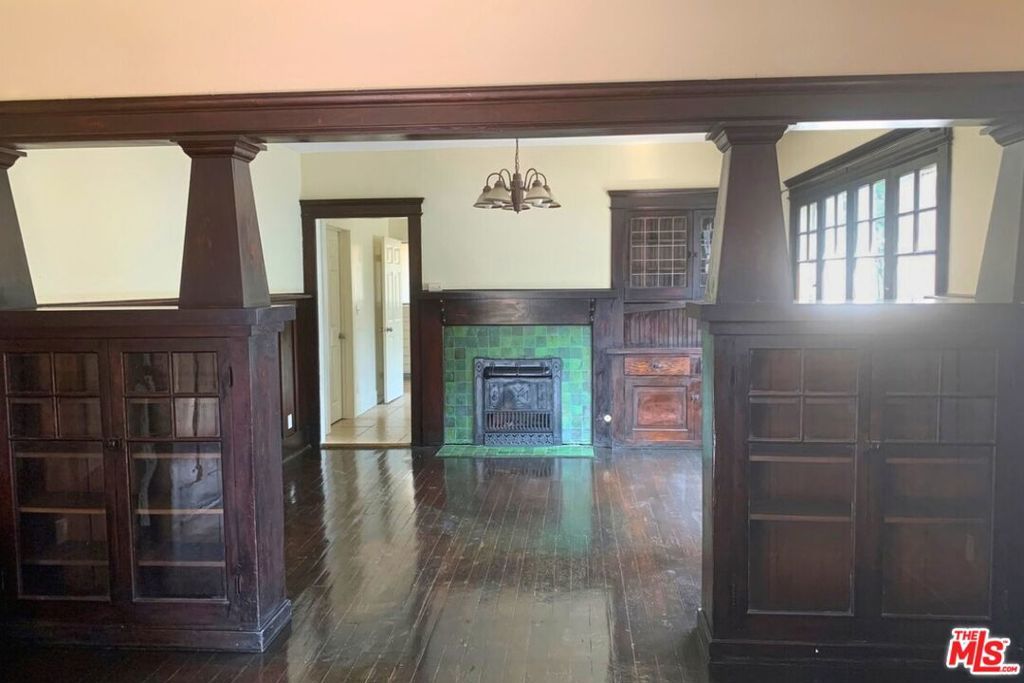 Image 3 of property listing at 1228 S Catalina Street, Los Angeles, CA 90006