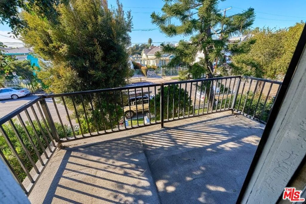 Image 30 of property listing at 1228 S Catalina Street, Los Angeles, CA 90006