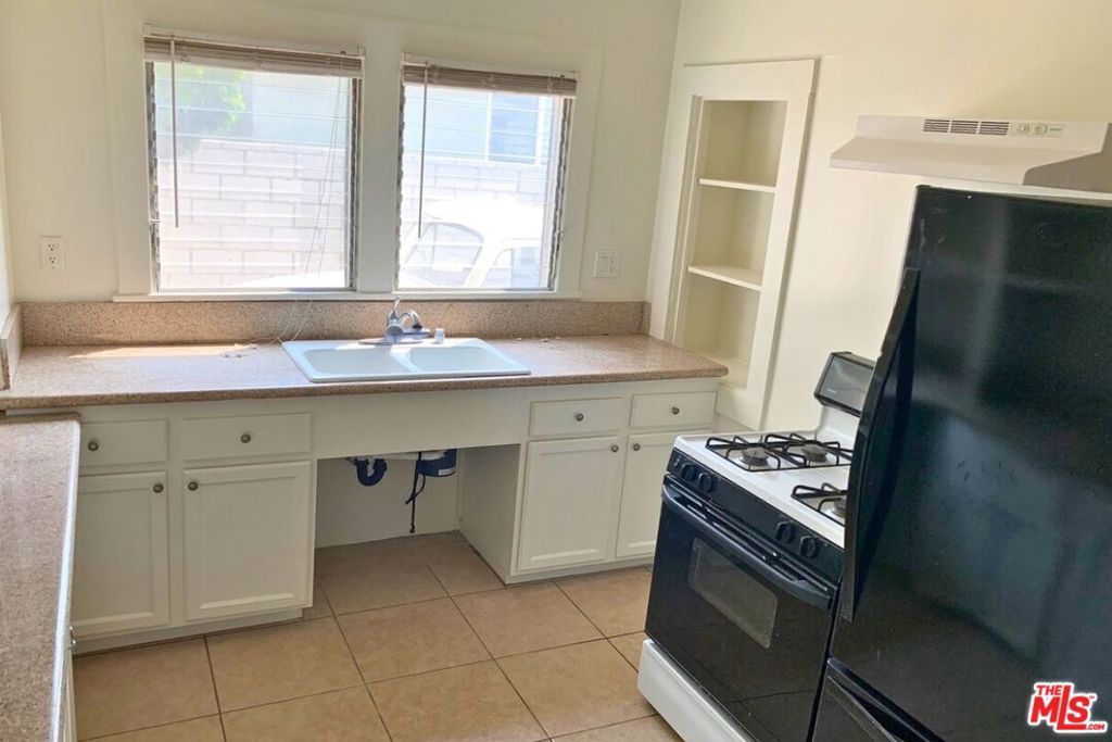 Image 5 of property listing at 1228 S Catalina Street, Los Angeles, CA 90006