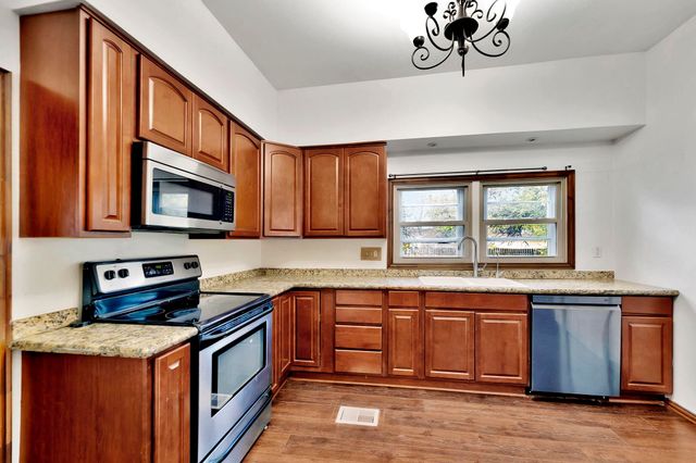 904 S Water St, Wichita, KS 67213