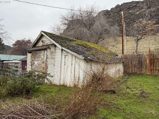 217 MAIN St, Wishram, WA 98673