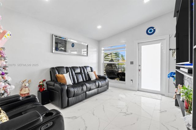 8822 NW 112th Ter, Hialeah Gardens, FL 33018