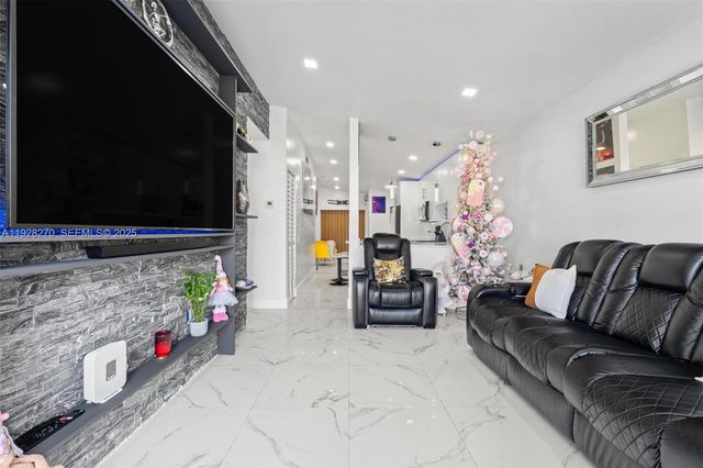 8822 NW 112th Ter, Hialeah Gardens, FL 33018