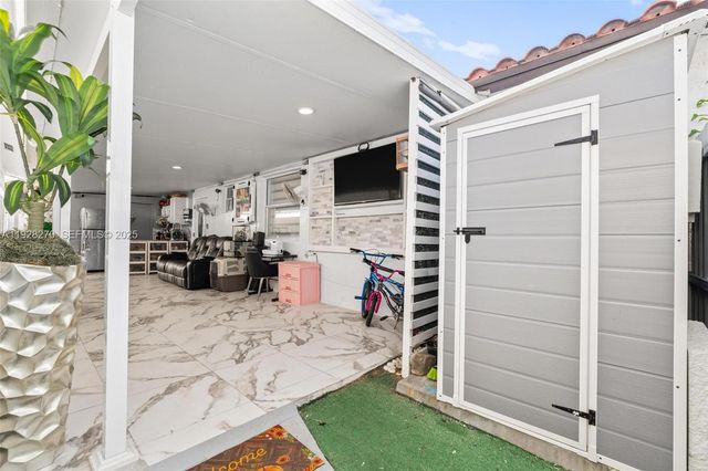 8822 NW 112th Ter, Hialeah Gardens, FL 33018