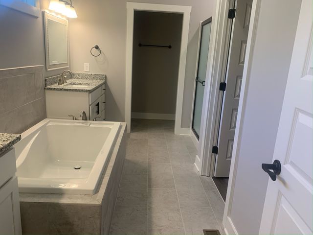 124 Grayson Ln, White House, TN 37188